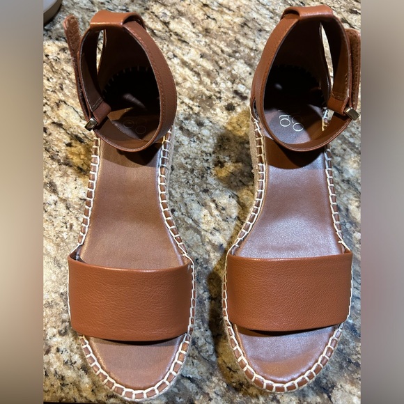 Size 8 sandals - Picture 1 of 2